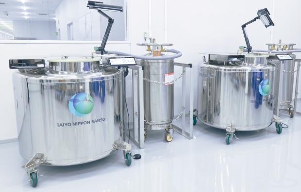 Storage tanks with liquid nitrogen